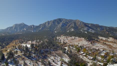 Drohne-Fliegt-An-Einem-Klaren-Herbsttag-Mit-Leichtem-Schnee-Auf-Die-Flatirons-In-Boulder,-Colorado,-USA-Zu