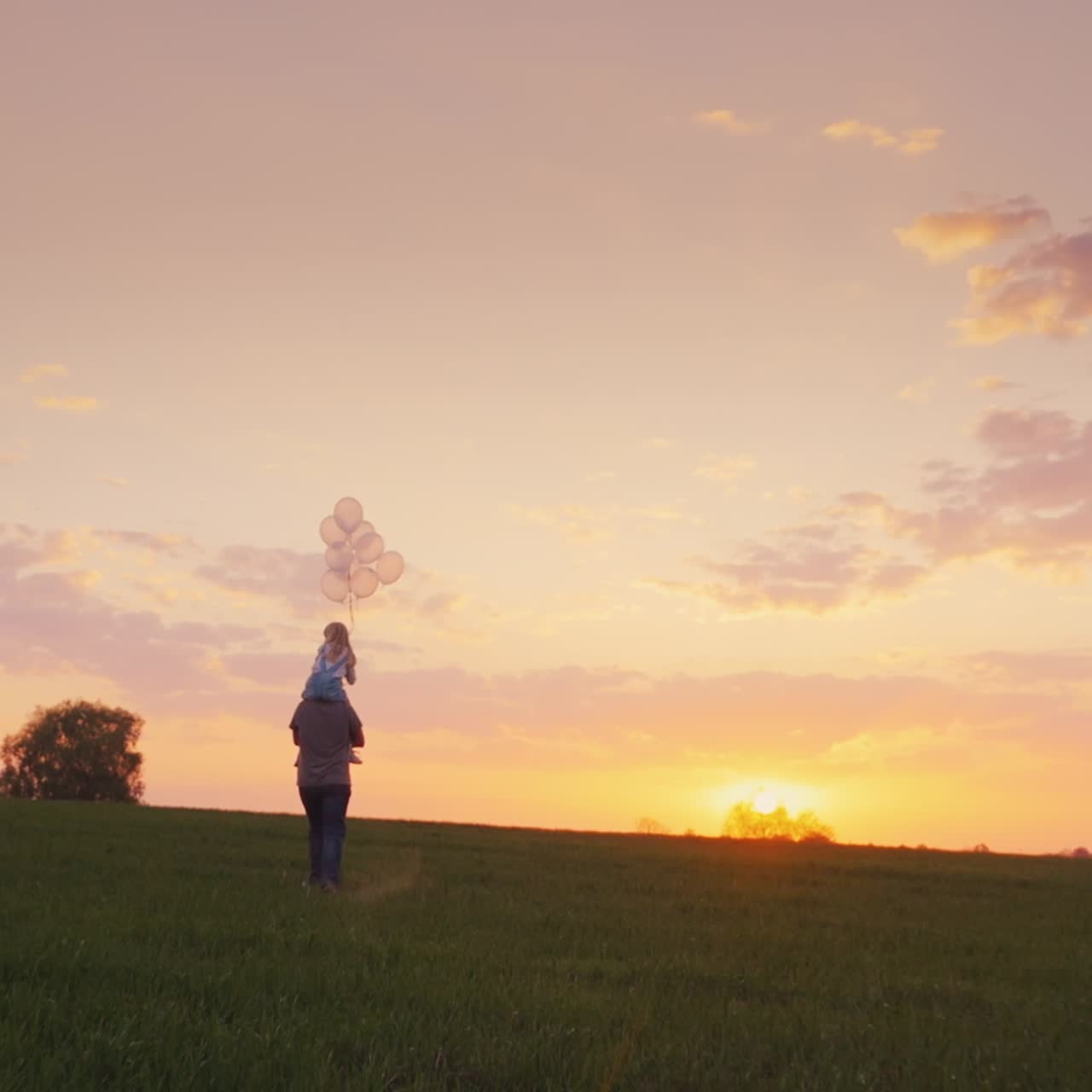 아버지는 해질녘에 들판을 가로질러 공을 들고 딸을 데리고 다닌다