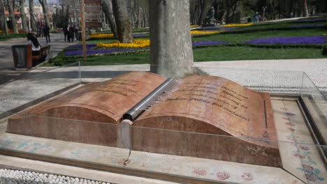 un monumento de un libro en un parque en la ciudad de estambul