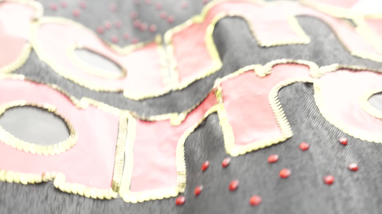 파티 배너는 브라질 카니발에서 바람에 물결이 흐르고, 검은색과 빨간색 그림은 느린 움직임으로 움직입니다.