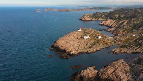 Leuchtturm-An-Der-Küste.-Der-Leuchtturm-Lindesnes-Ist-Ein-Küstenleuchtturm-An-Der-Südlichsten-Spitze-Norwegens.