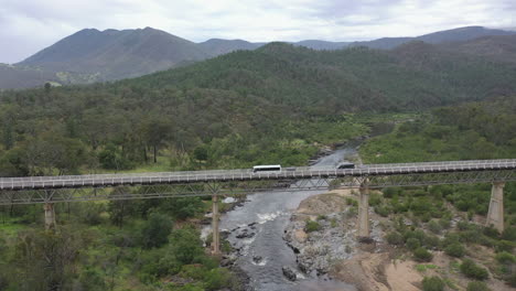 Antena-Giratoria-De-Vehículos-Que-Cruzan-El-Puente-Mckillops-En-El-Río-Nevado