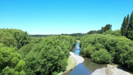 ascenso aéreo que revela la ruta del río selwyn en el vado de los chambelanes en verano