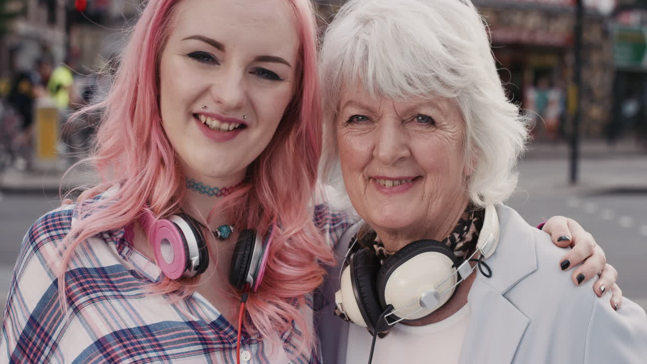 행복 한 할머니 와 손녀 가족 의 느린 움직임 의 초상화