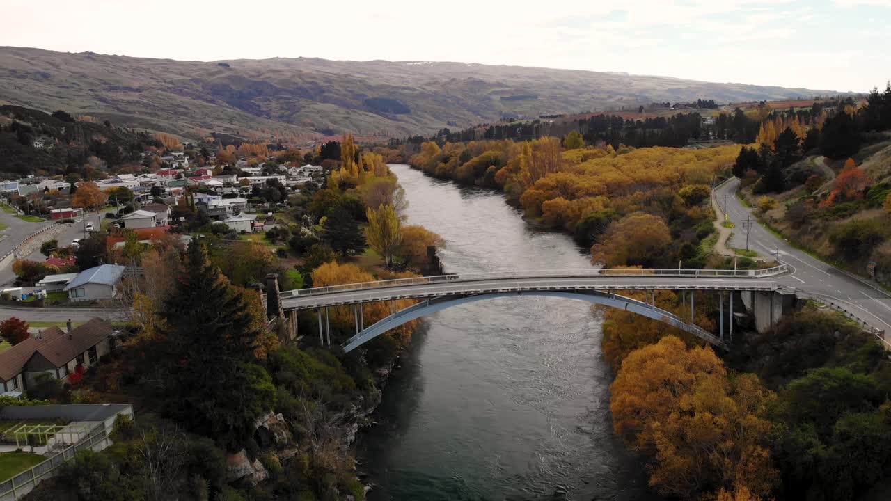 van cruzando el puente durante el otoño, roxburgh, otago central, nueva zelanda aérea