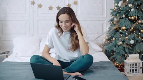 Pantalla-De-Portátil-De-Mujer-Feliz-En-Casa-De-Lujo.-Señora-Sonriente-Leyendo-Noticias-Positivas