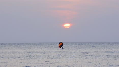 wind surfing deporte acuático de vela energía eólica al atardecer mar del caribe costa de colombia
