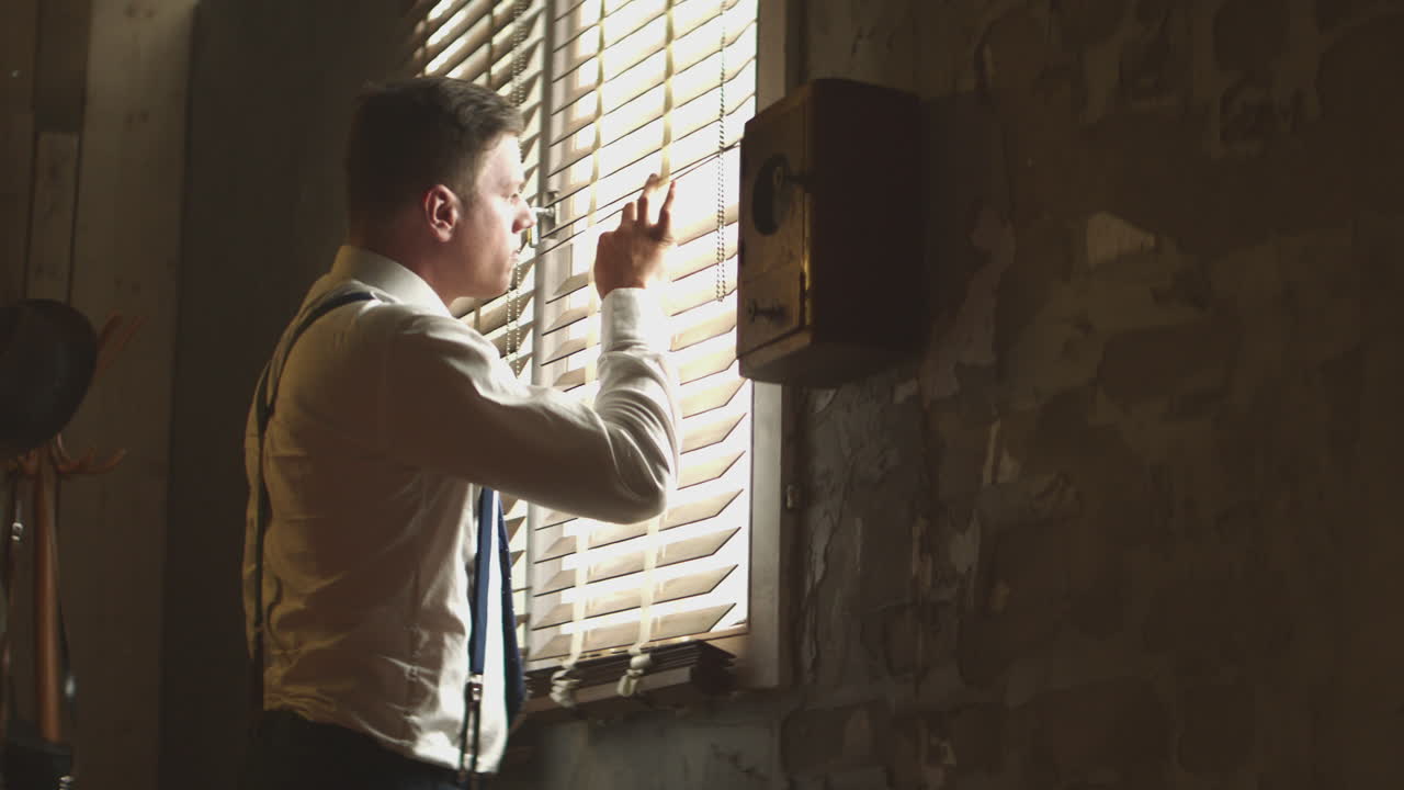 블라인드를 통해 관찰하는 빈티지 탐정