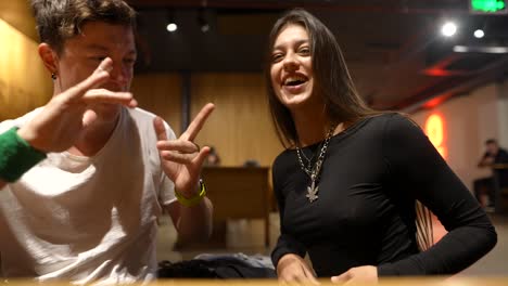 una pareja conversando en un café.