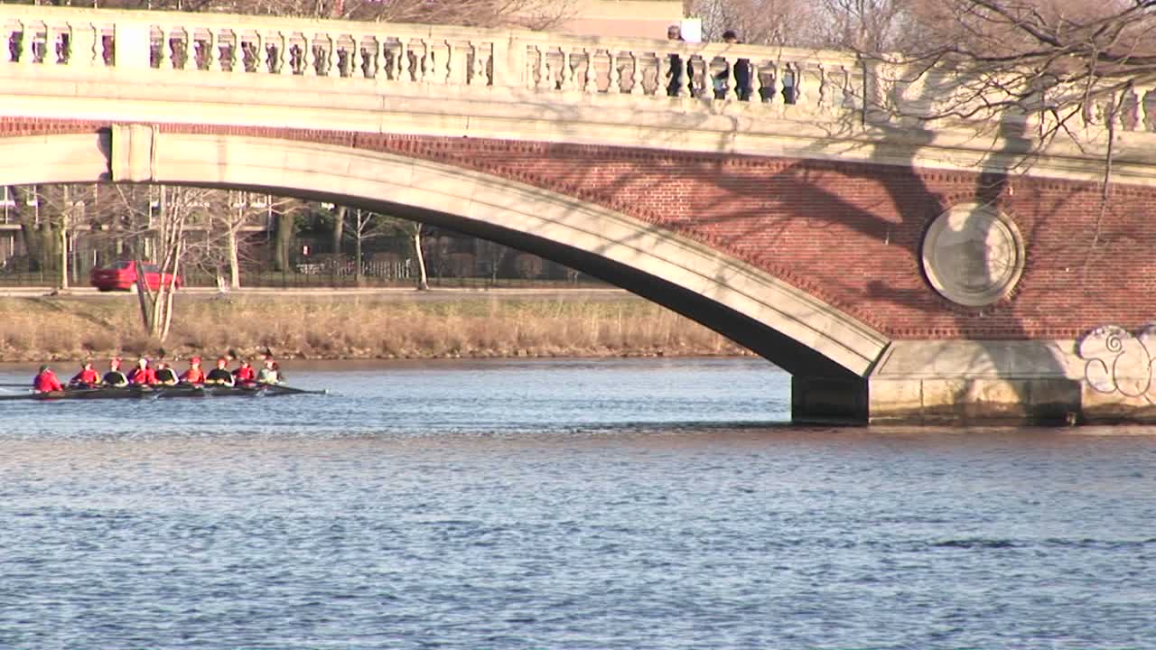 캠브리지 매사추세츠 근처 찰스 리브스 위의 다리 아래를 지나가는 하버드 대학교 조정 팀의 롱샷