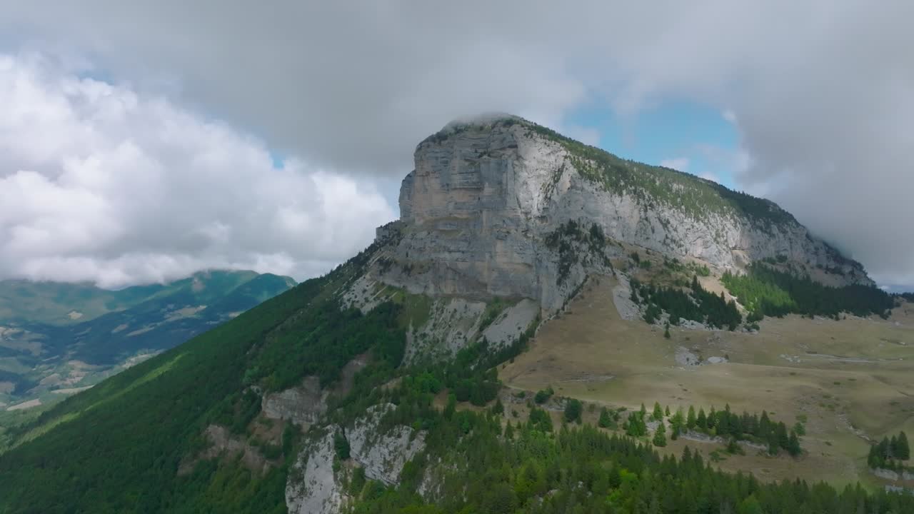 se acerca a la cumbre de la montaña con el valle en el pino y el monte granier, alpes franceses