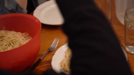 grupo cenando juntos pasta espagueti
