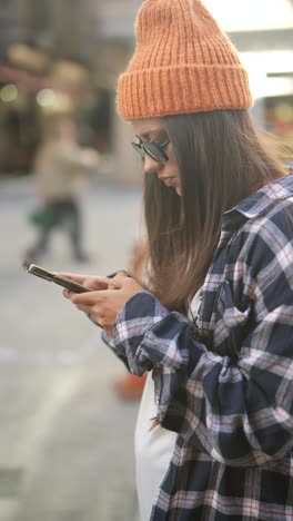 pregnant woman using smartphone