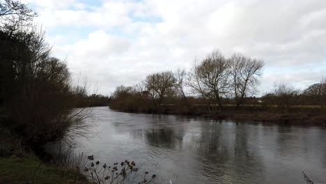 Ross-On-Wye,-Junto-Al-Río-A-Principios-De-La-Primavera