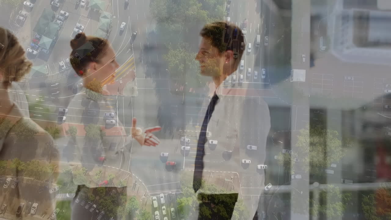 백인 사업가와 스마트폰을 사용하는 백인 사업자 여성에 대한 데이터 처리의 애니메이션