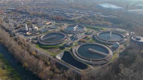 panorámica aérea de la instalación de tratamiento de aguas residuales y biogás de avignon