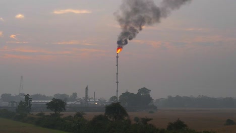 La-Refinería-De-Gas-Natural-Está-A-Orillas-Del-Río-Surma-En-Bangladesh