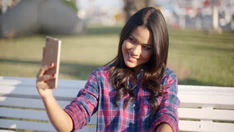 Mädchen-Macht-Selfie-Im-Freien