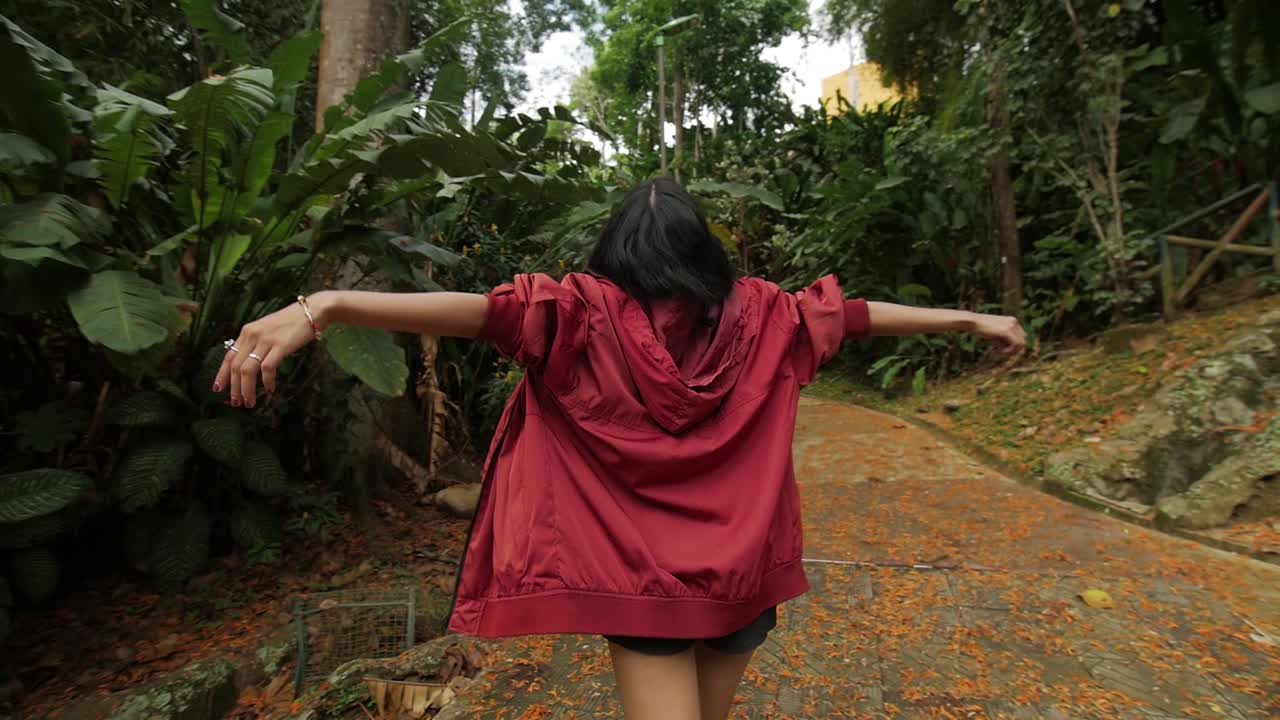 어린 소녀는 꿈꾸는 궤도 샷을 돌립니다.