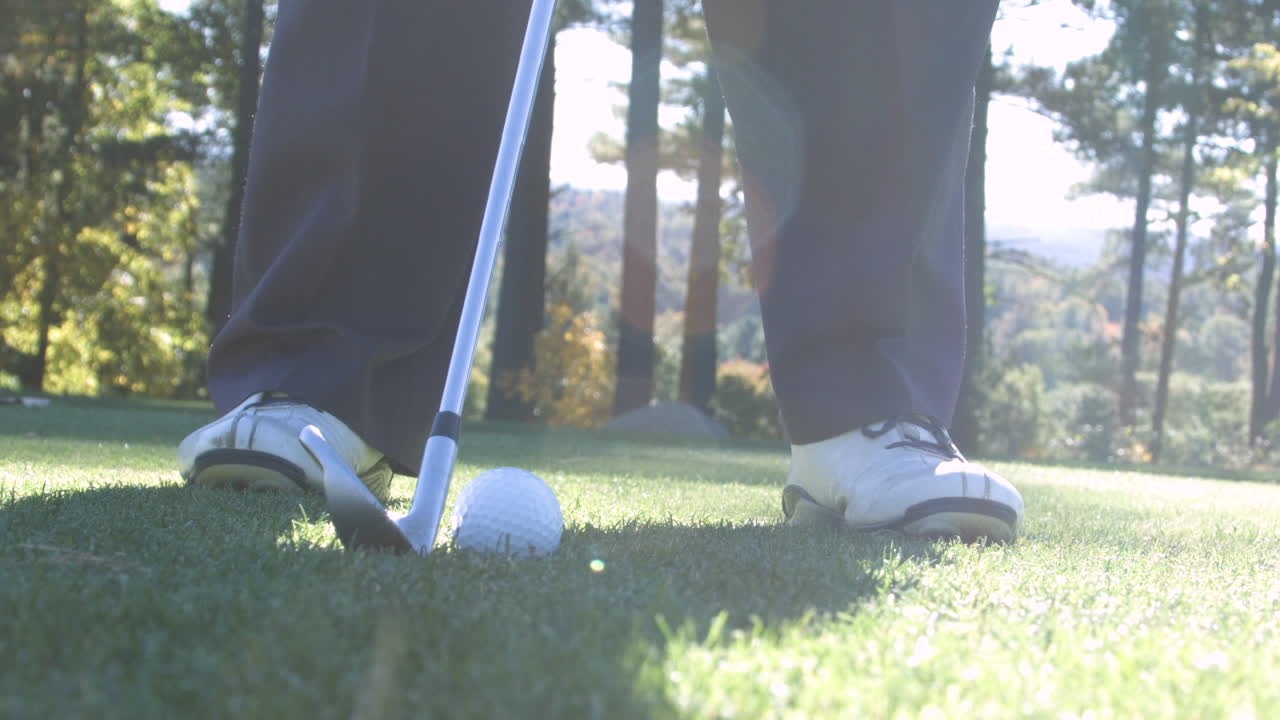 한 남자가 슈퍼 슬로우 모션으로 티에서 골프공을 친다