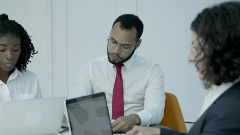 Multiracial-business-colleagues-in-office