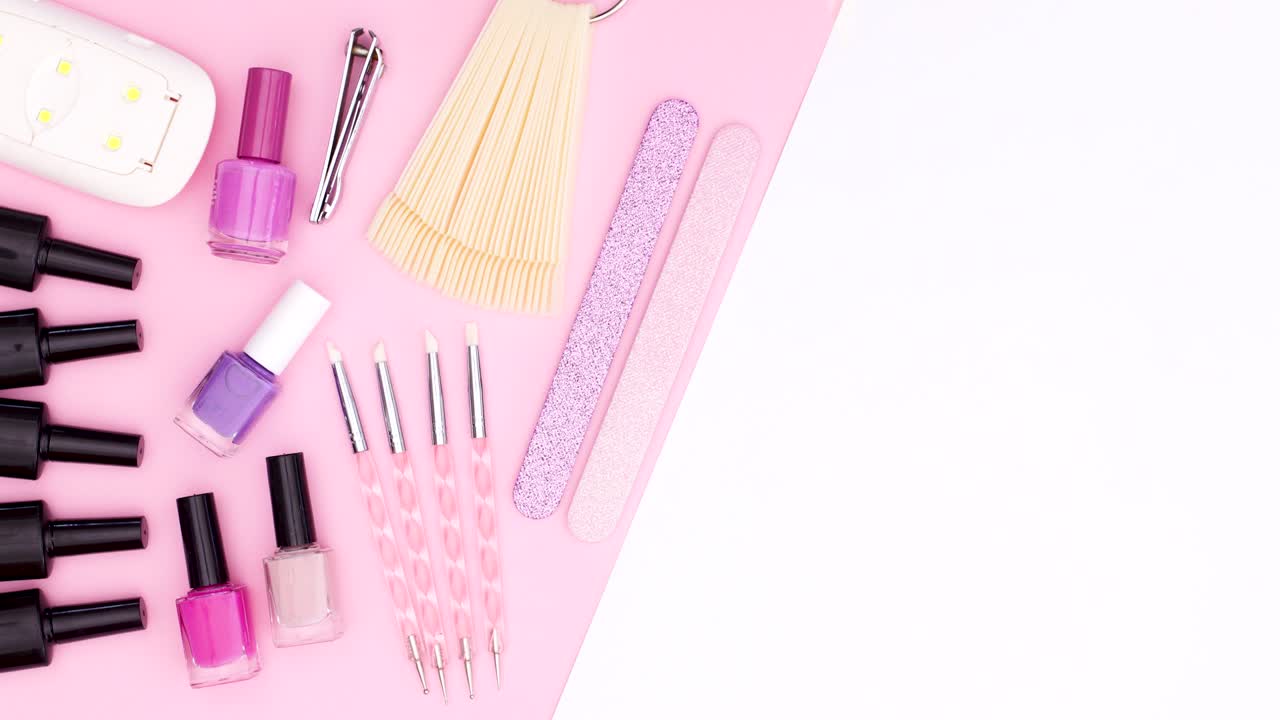 マニキュアツールはピンクの白いテーマのピンク側に表示されます