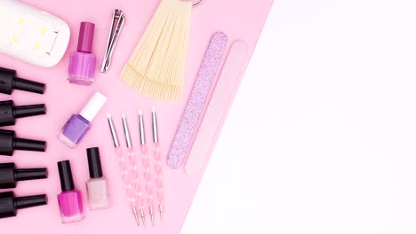 las herramientas de manicura aparecen en el lado rosa del tema blanco rosa. detenga el movimiento
