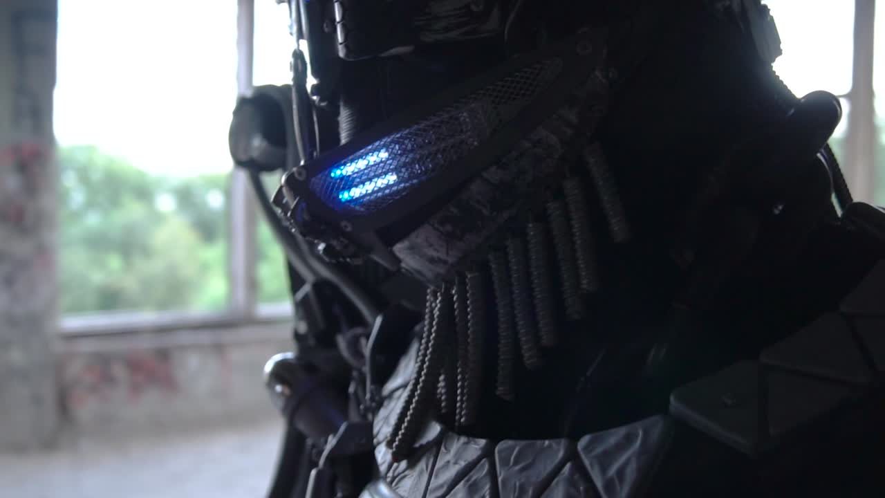 el cosplay del robot cyberpunk