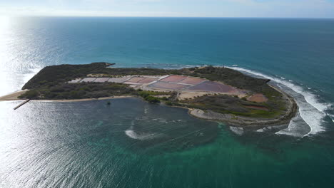 Isla-Caribeña-épica-Utilizada-Como-Zona-Turística-Y-De-Extracción-De-Sal,-Impresionantes-Vistas-Con-Olas-Y-Color-Azul-Profundo-Del-Mar