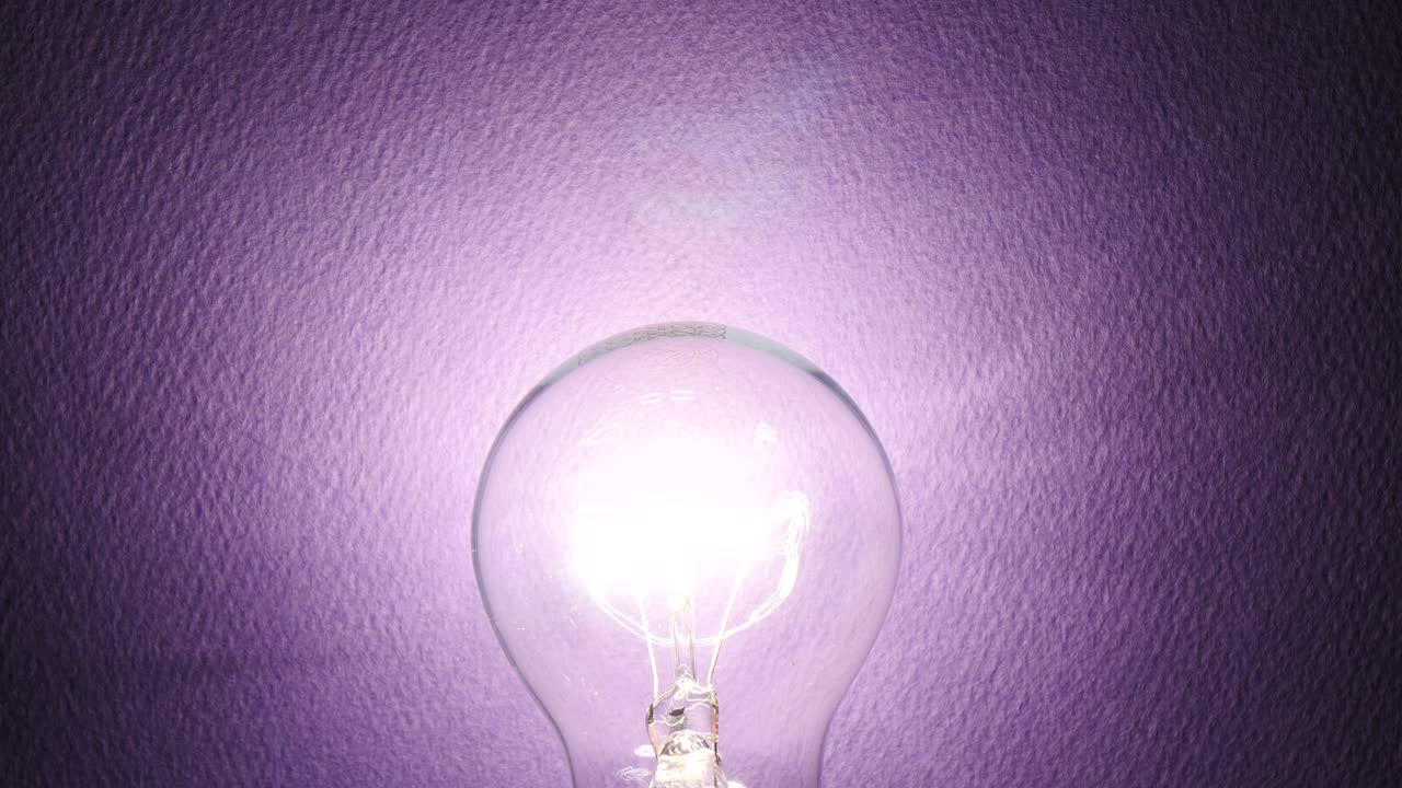 concepto violeta de la bombilla