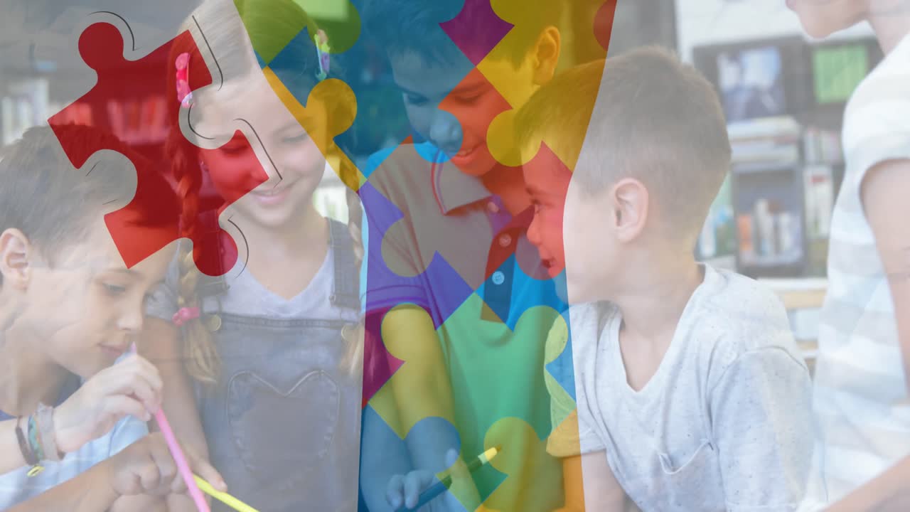 rompecabezas y icono de mano contra un grupo diverso de estudiantes que usan tableta digital en la escuela