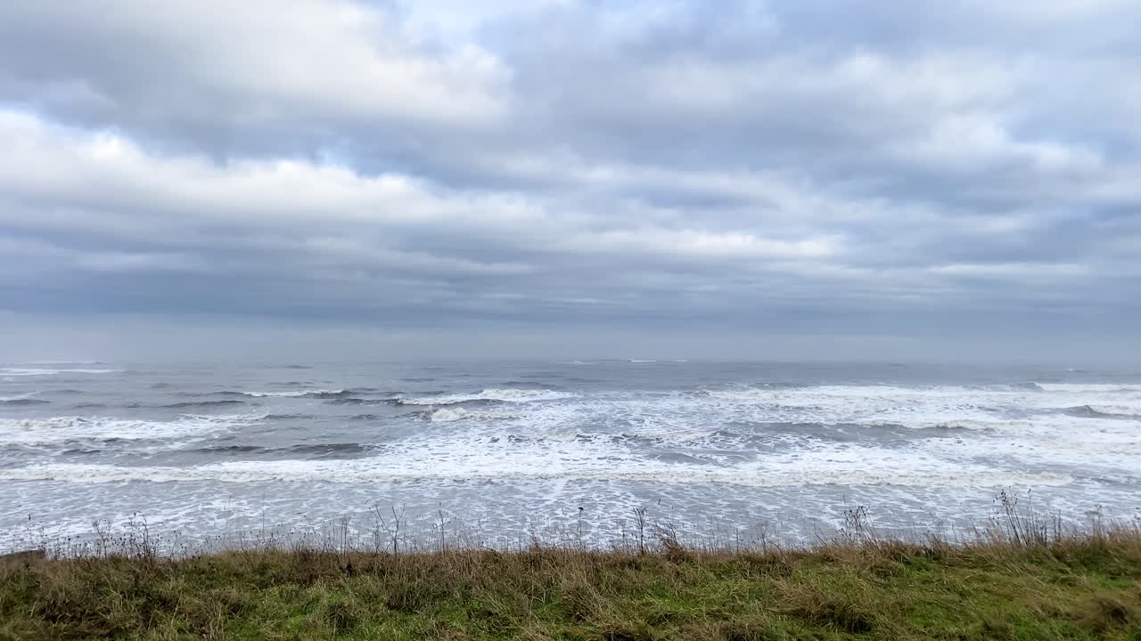 북해 에서 해안 으로 들어오는 거친 물결 - 영국 북동부
