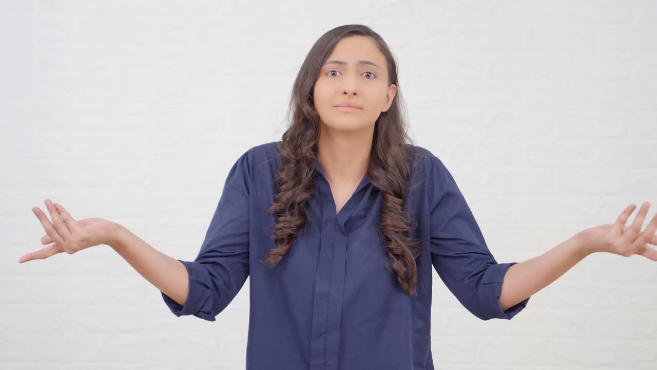 chica india haciendo preguntas a la gente