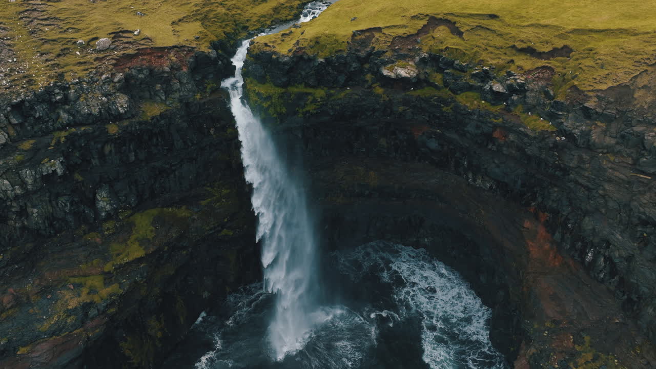 cascada de mulafossur, islas feroe: fantástica vista aérea en órbita sobre la hermosa cascada y el viento golpeando el agua