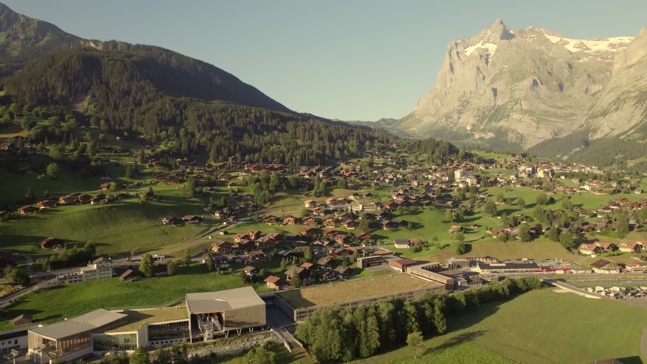 empujando hacia fuera sobre la estación terminal de grindelwald con impresionantes vistas de la aldea de grindelwald y el monte wetterhorn
