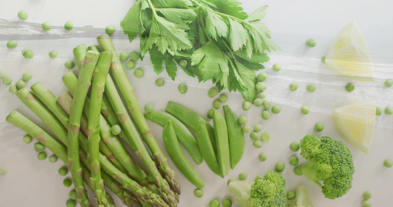 Panoramica della telecamera su asparagi, taccole, broccoli, sedano e piselli in un sacchetto di plastica, promuovendo contenuti alimentari.