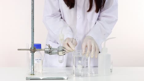 experimento científico que demuestra el proceso de descomposición térmica