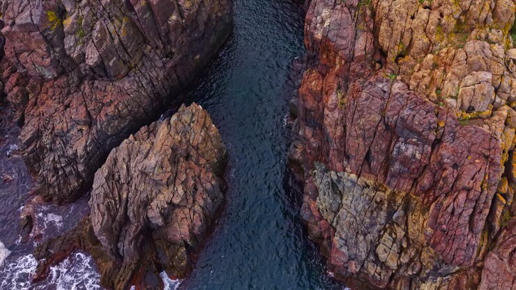 Esplorare un canyon nascosto con formazioni rocciose frastagliate e acqua blu intenso durante l'ora d'oro