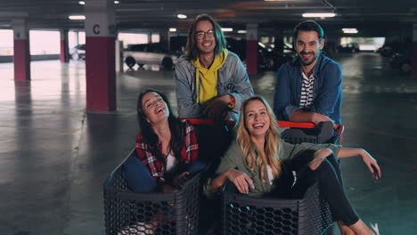 parejas jóvenes caucásicas sonriendo a la cámara en un estacionamiento vacío