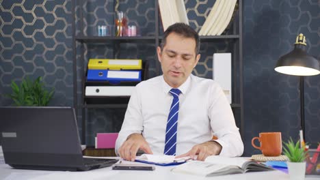 el hombre de negocios enojado cierra los archivos enojado.