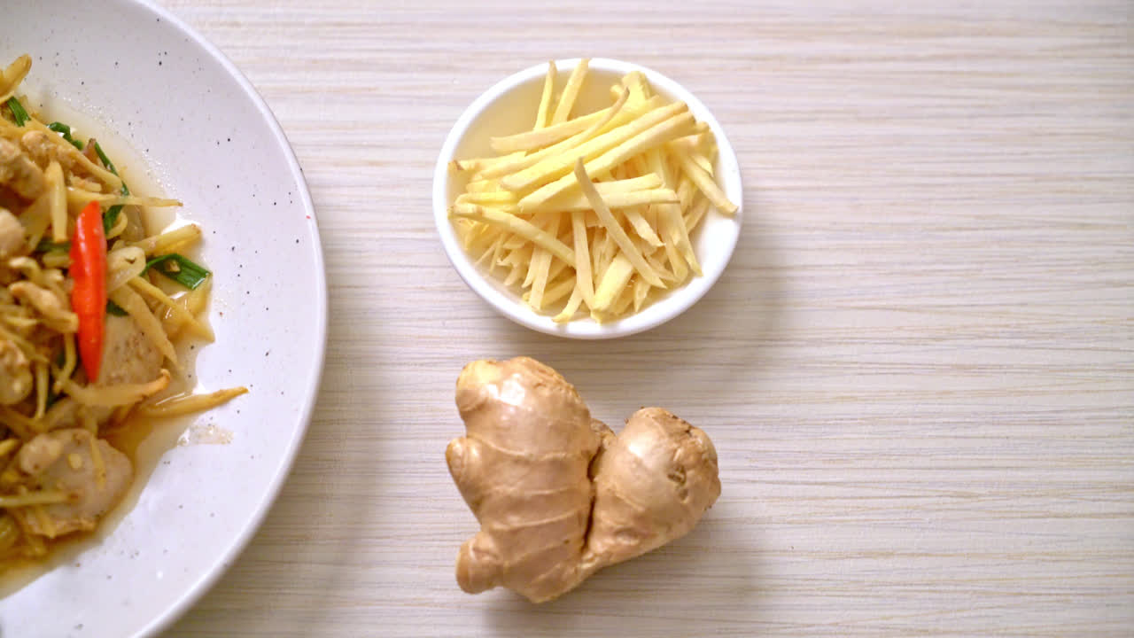 pollo salteado con jengibre - estilo de comida asiática