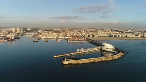 Volando-Sobre-El-Puerto-Y-La-Ciudad-De-Matosinhos-En-Portugal