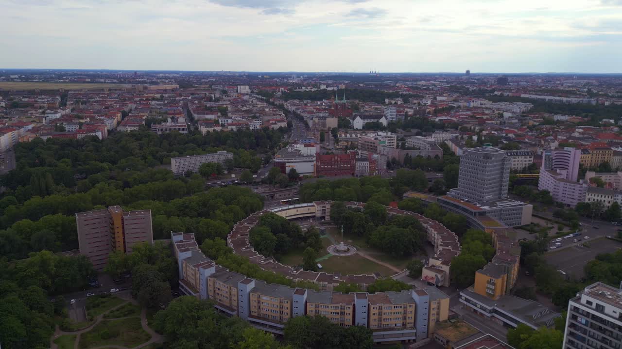 믿을 수 없는 항공 탑 뷰 비행 도시 베를린 리베스킨드 빌딩, 독일 2023년 여름