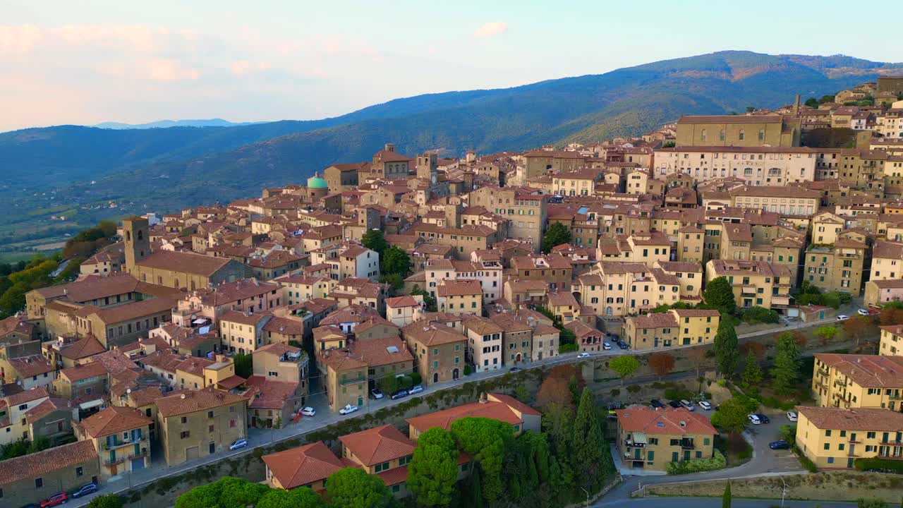 cortona es un pueblo medieval italiano de montaña en la toscana.