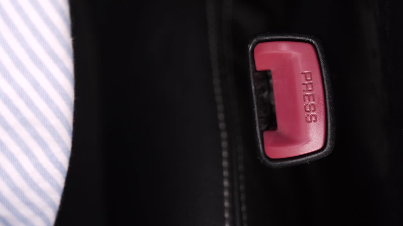 крупный план застегивания ремня безопасности