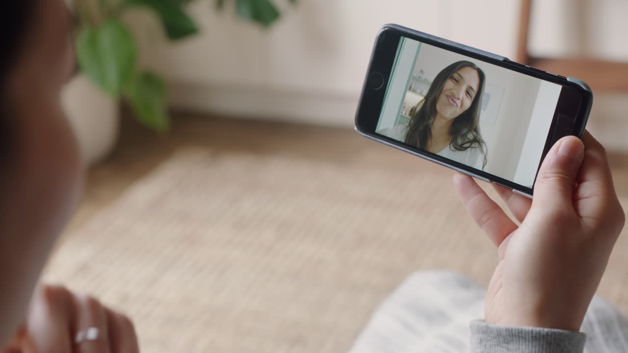 mujer joven teniendo video chat usando teléfono inteligente en casa hablando con un amigo disfrutando de la conversación compartiendo estilo de vida en el teléfono móvil