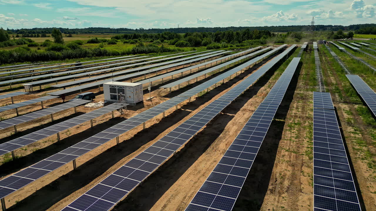 промышленная зеленая энергия солнечная ферма экологически чистый, строительная площадка