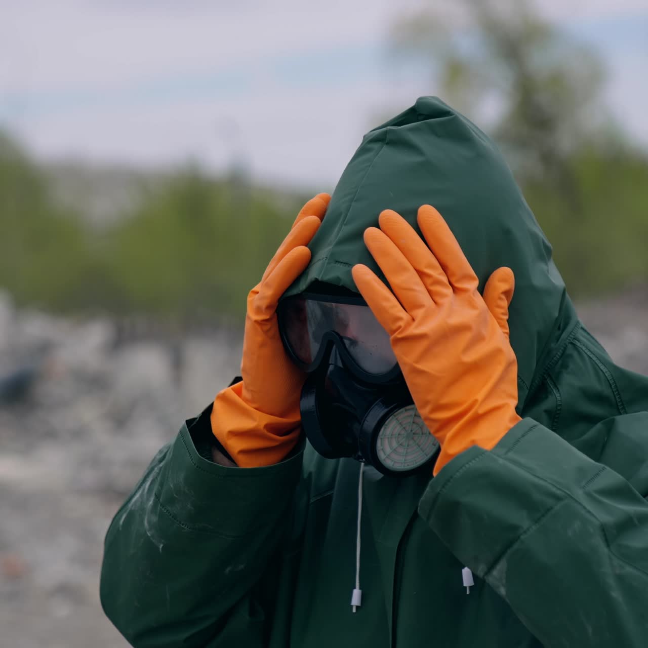 Man in chemisch beschermingspak. Persoon in veiligheidsuniform en gasmasker staand op een verlaten plek. Biologische aanval