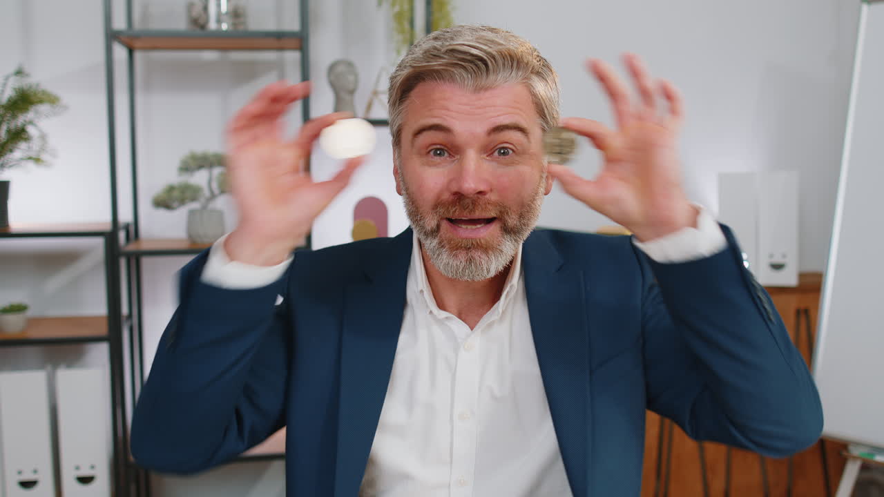 사업가 주식 상인이 사무실에서 온라인 모니터링 거래를 한 후 비트코인을 계산합니다.