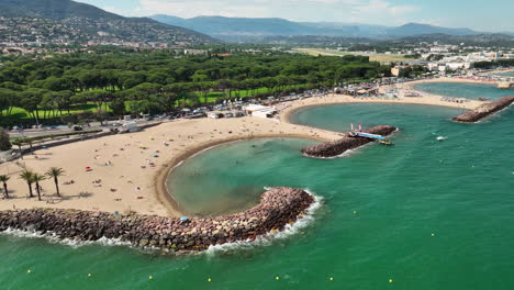 Playa-De-Mandelieu-Bañada-Por-El-Sol:-Panorama-Aéreo